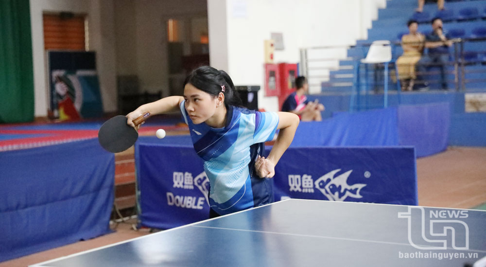 Giải còn có sự tham gia của nhiều tay vợt trẻ đầy tiềm năng. Trong ảnh: VĐV nhỏ tuổi nhất Giải đấu - Nguyễn Bảo Linh, 14 tuổi (Trường Tiểu học và THCS 915 Gia Sàng, TP. Thái Nguyên) giành giải Ba ngay trong lần đầu tham dự.