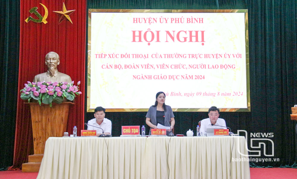 Thường trực Huyện ủy Phú Bình trao đổi và tiếp thu các kiến nghị của cán bộ, giáo viên.