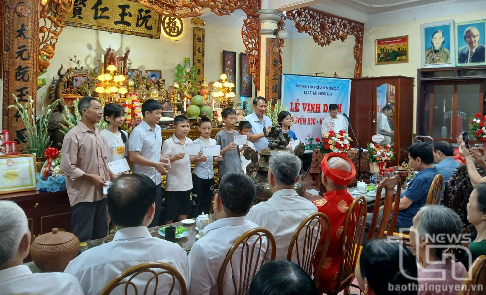Lãnh đạo Hội Khuyến học TP. Thái Nguyên trao học bổng cho con cháu dòng họ Nguyễn Ngọc tỉnh Thái Nguyên, nhân dịp vinh danh khuyến học - khuyến tài của dòng họ năm học 2023-2024.
