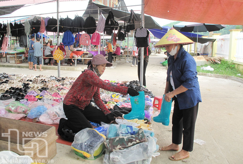 Hoạt động mua bán tại chợ Yên Trạch (Phú Lương).