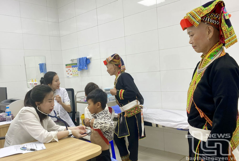 Nhiều người dân ở vùng sâu, vùng xa đưa con, cháu đến khám theo chương trình “Trái tim cho em” tại Bệnh viện A Thái Nguyên ngày 17 và 18-8 vừa qua.
