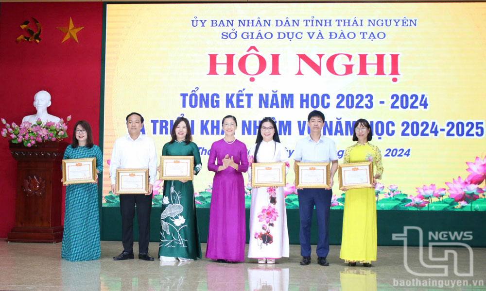 Lãnh đạo Ban Văn hóa – Xã hội HĐND tỉnh trao tặng danh hiệu Tập thể lao động xuất sắc.