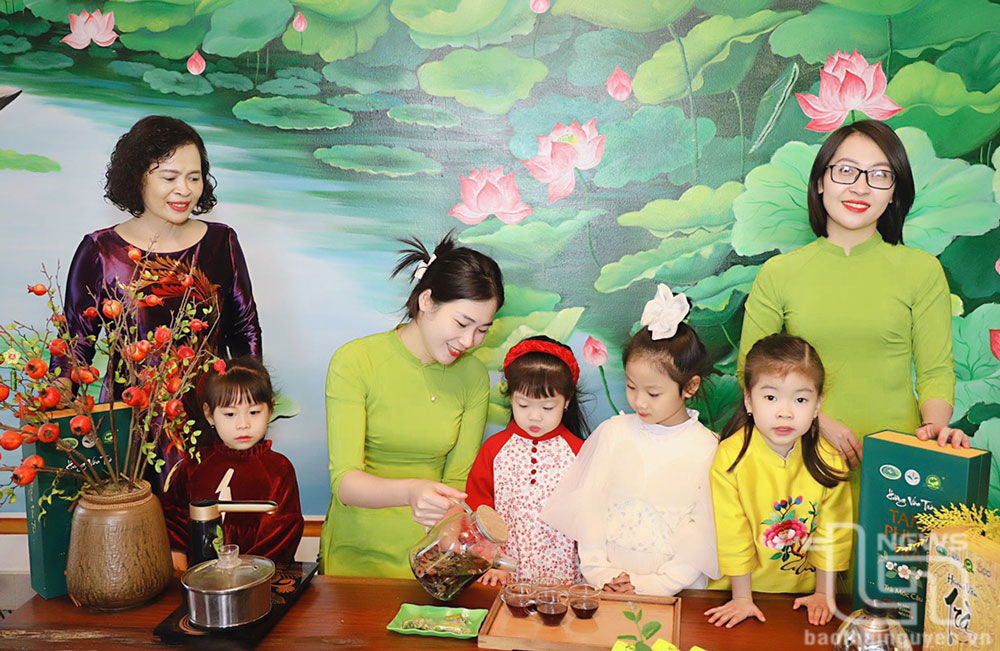 Trường Mầm non Hoa Hướng Dương (TP. Thái Nguyên) tổ chức cho trẻ tham gia hoạt động trải nghiệm tại Hương Vân Trà, đường Việt Bắc, TP. Thái Nguyên.