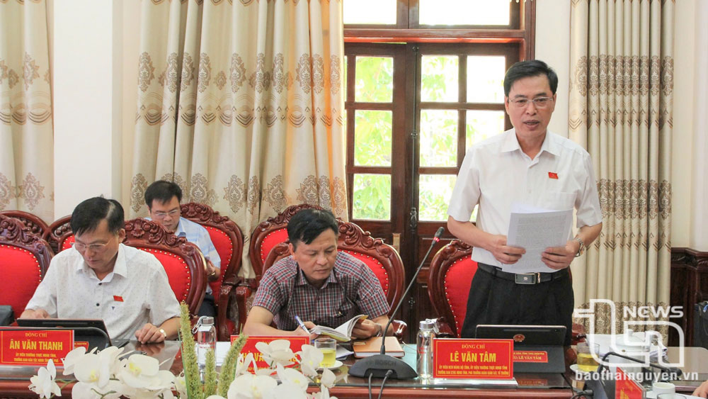 Thành viên Đoàn khảo sát HĐND tỉnh phát biểu ý kiến tại buổi làm việc.