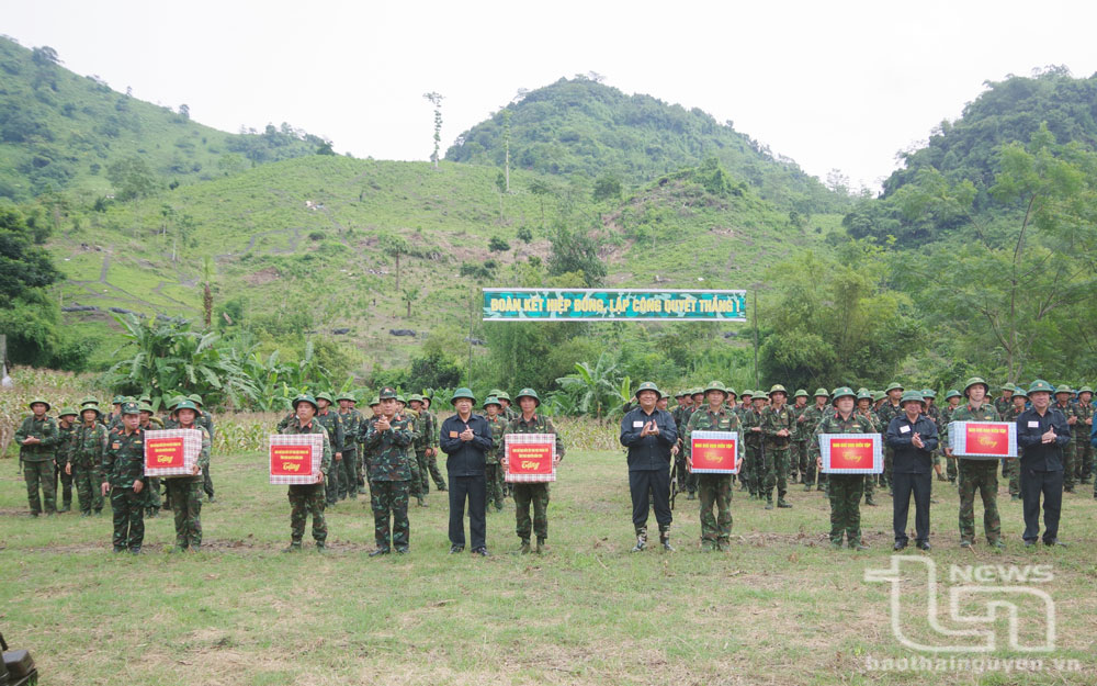 Ban Chỉ đạo diễn tập khu vực phòng thủ tỉnh và huyện Định Hóa tặng quà các lực lượng, đơn vị tham gia diễn tập.