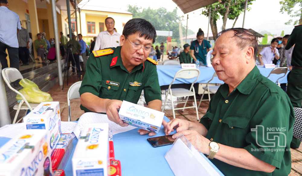 Nạn nhân da cam nhận thuốc miễn phí sau khi khám bệnh.