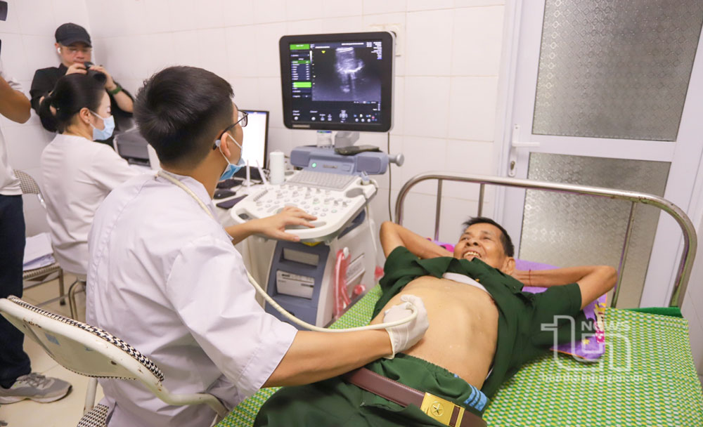 Khám bệnh, cấp thuốc miễn phí cho nạn nhân chất độc da cam