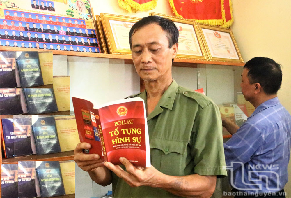 Người dân tìm hiểu kiến thức pháp luật.