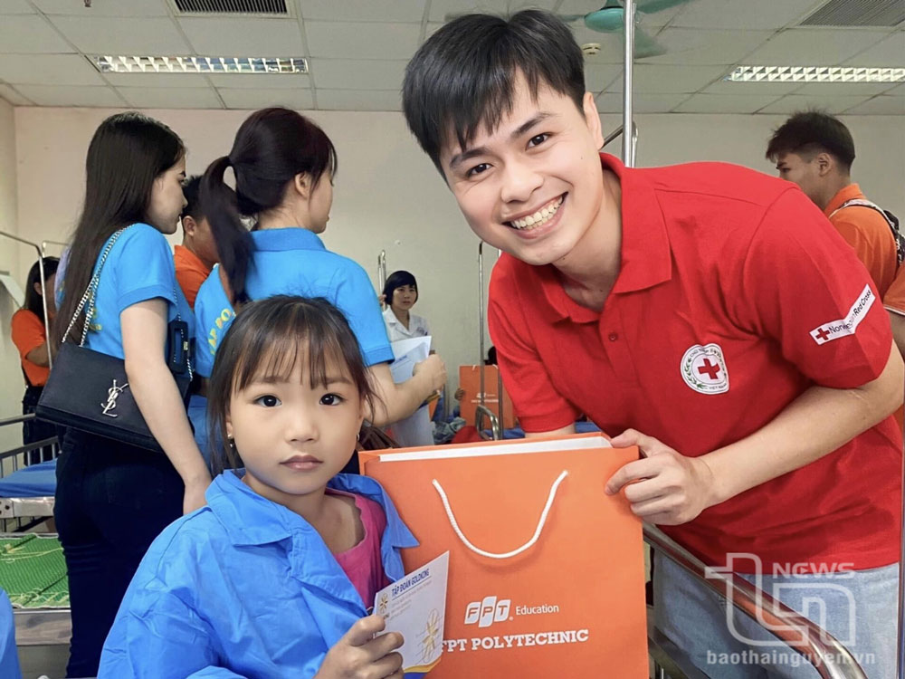 Nguyễn Phúc Đức tham gia tham gia tặng quà cho thiếu nhi đang điều trị tại Bệnh viện Trung ương Thái Nguyên.