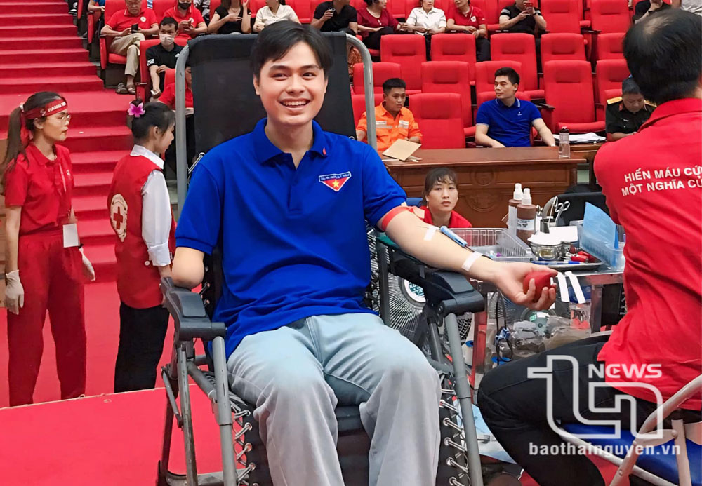 Em tham gia hiến máu tại chương trình Hành trình đỏ năm 2024.