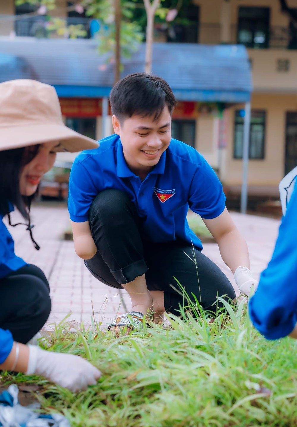 Đức Phúc tham gia hoạt động tình nguyên Mùa hè xanh tại xã Mỹ Yên (Đại Từ).