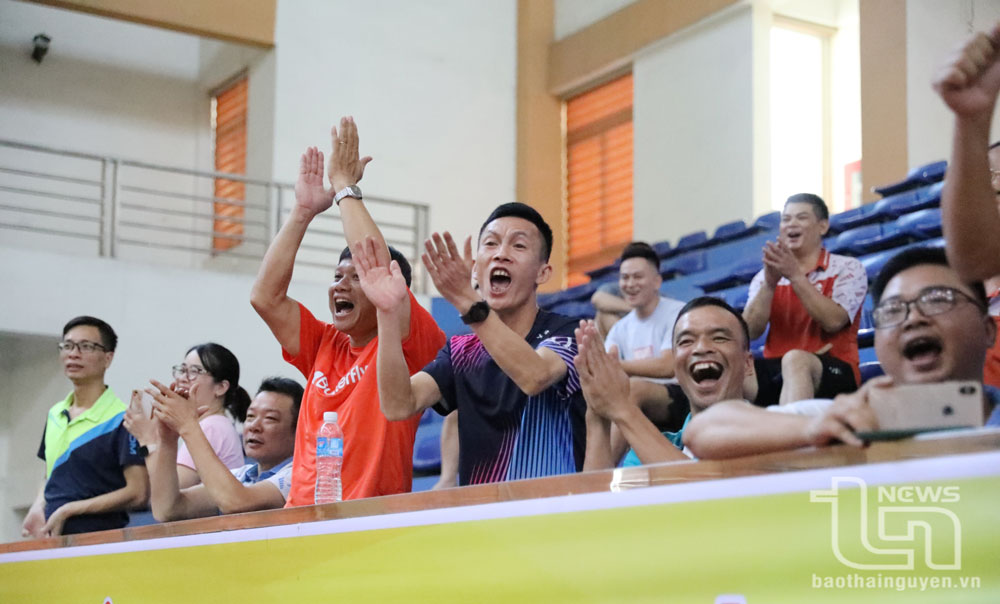 Khán giả cổ vũ sôi nổi cho các VĐV tranh tài.