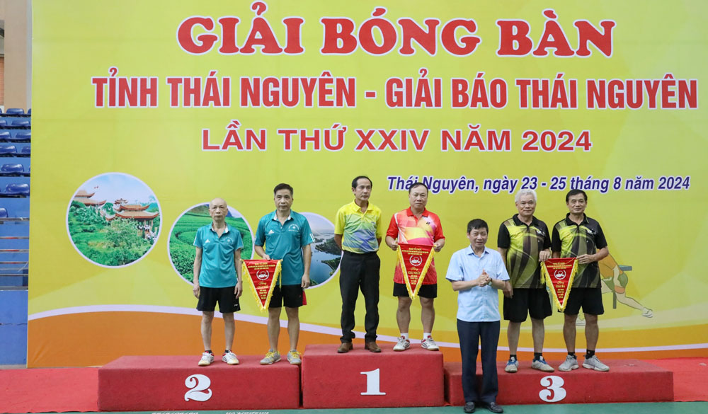 Lãnh đạo Trung tâm Huấn luyện và Thi đấu thể dục - thể thao tỉnh Thái Nguyên trao Giải cho các VĐV đoạt Giải nội dung đôi nam phong trào từ 61 tuổi trở lên.