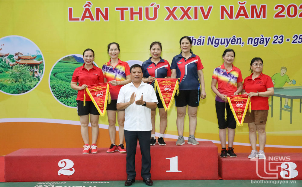 Lãnh đạo Trung tâm Huấn luyện và Thi đấu thể dục - thể thao tỉnh Thái Nguyên trao Giải cho các VĐV đoạt Giải nội dung đôi nữ phong trào từ 40-50 tuổi.