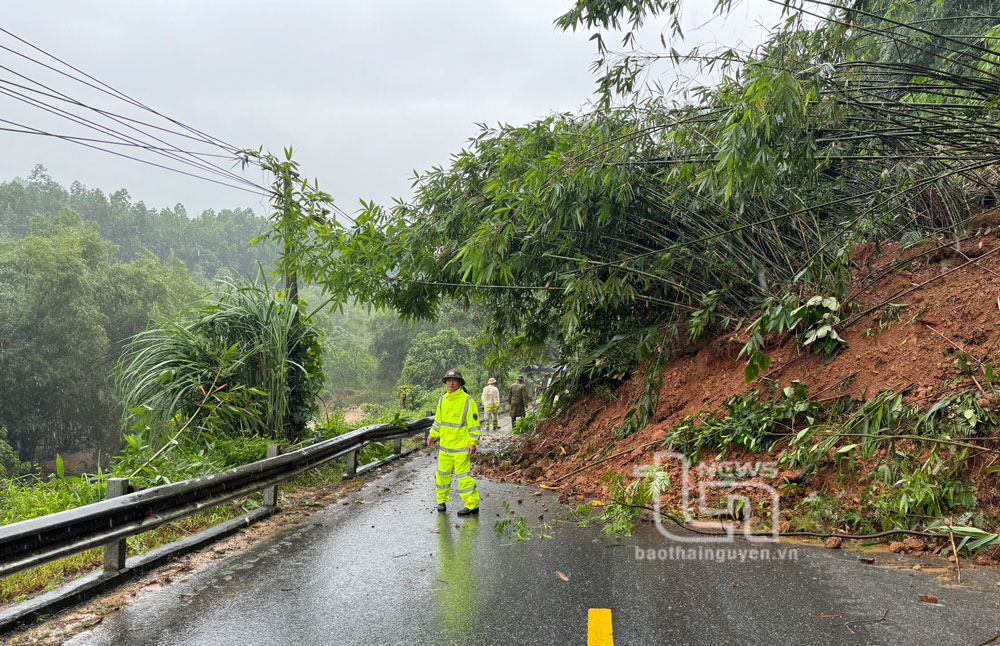Lực lượng chức năng huyện Định Hóa chốt chặn, hướng dẫn các phương tiện tham gia giao thông tại đèo So.