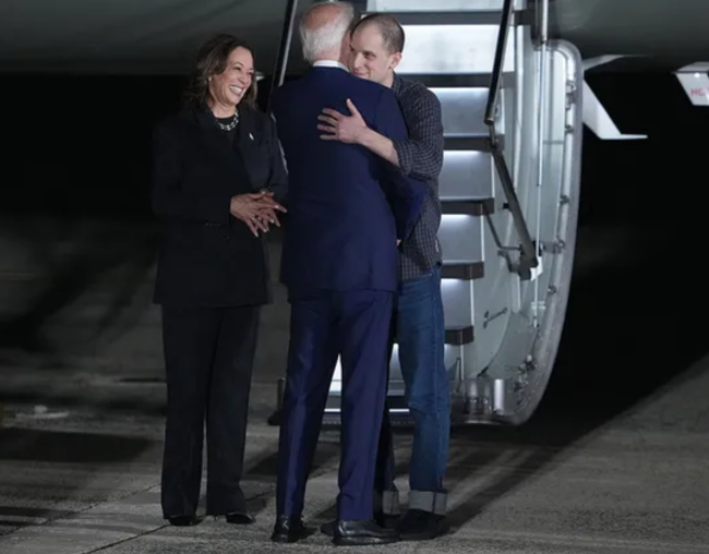 Tổng thống Joe Biden và Phó Tổng thống Kamala Harris đón nhà báo Evan Gershkovich, một tù nhân được Nga trả tự do, tại Căn cứ quân sự  Andrews, bang Maryland ngày 1/8/2024 (theo giờ địa phương). Ảnh: Getty Images