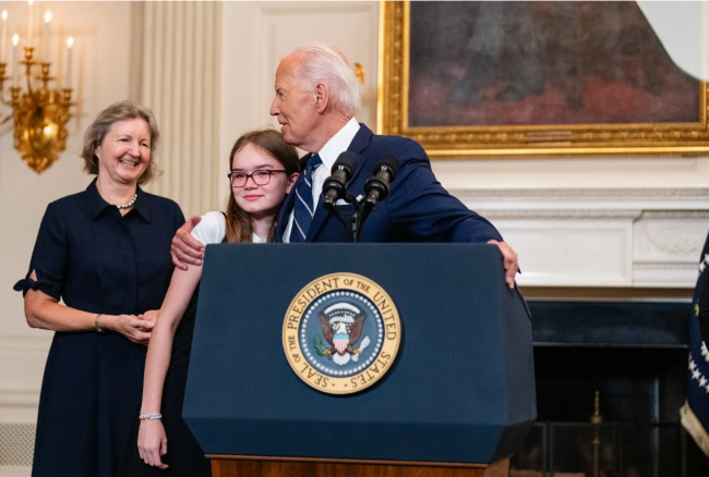 Ông Biden với Miriam Butorin, con gái của nhà báo người Mỹ gốc Nga Alsu Kurmasheva. Ảnh: New York Times