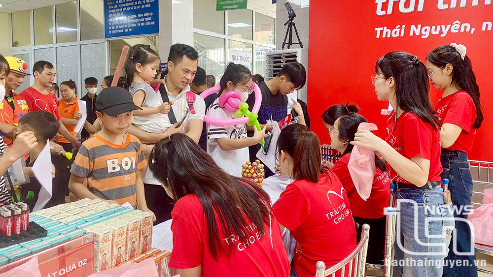 100% trẻ đến khám đều được nhận một phần quà của Chương trình Trái tim cho em.
