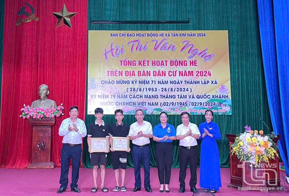 Khen thưởng hai học sinh cứu người bị đuối nước