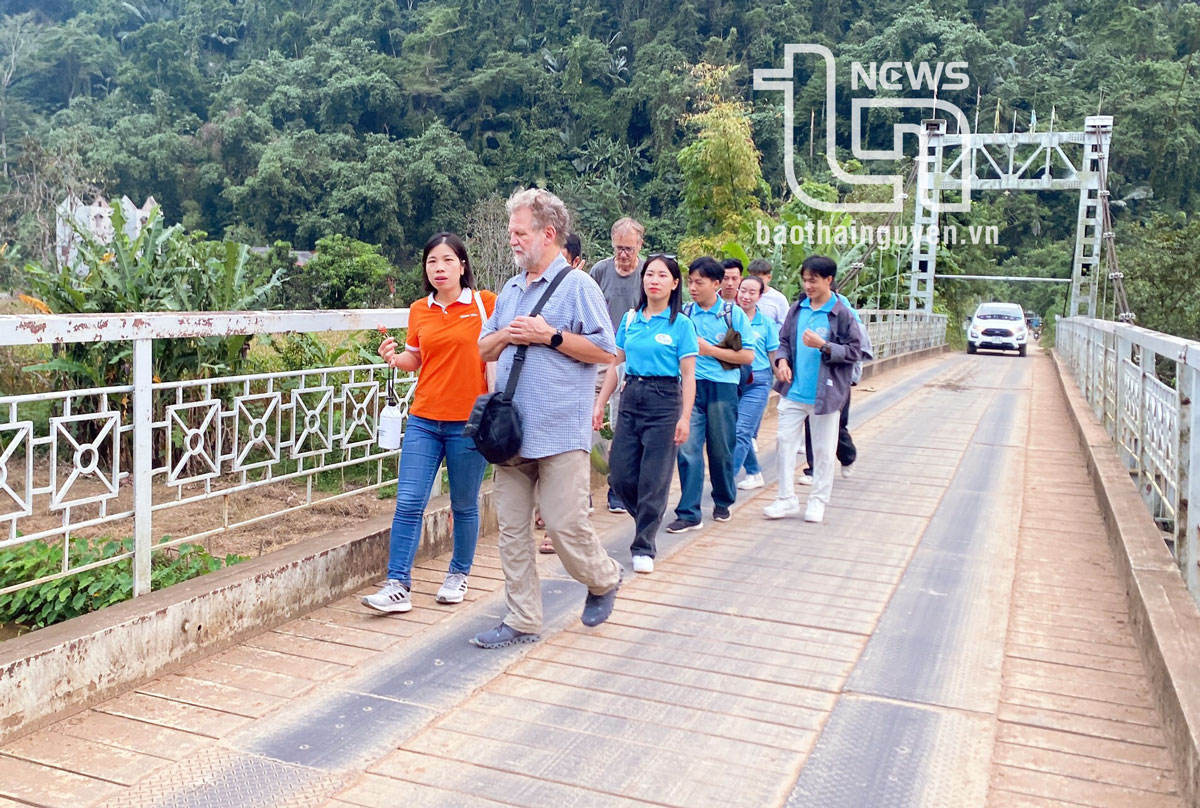 GS. Helmut Weber của Đại học ứng dụng Konstanz Công hoà liên bang Đức tập huấn và thực hành phương pháp giảng dạy trong lĩnh vực du lịch gắn với các hoạt động thực tế tại Thái Nguyên.
