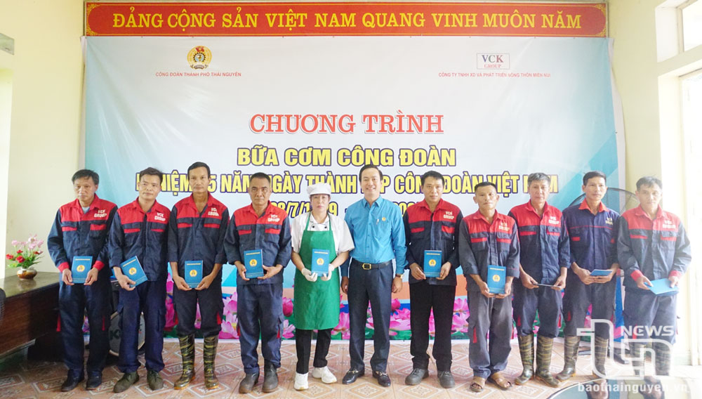 Liên đoàn Lao động TP. Thái Nguyên trao tặng 10 suất quà (mỗi suất trị giá 500 nghìn đồng) cho 10 người lao động của Công ty TNHH Xây dựng và Phát triển nông thôn miền núi.