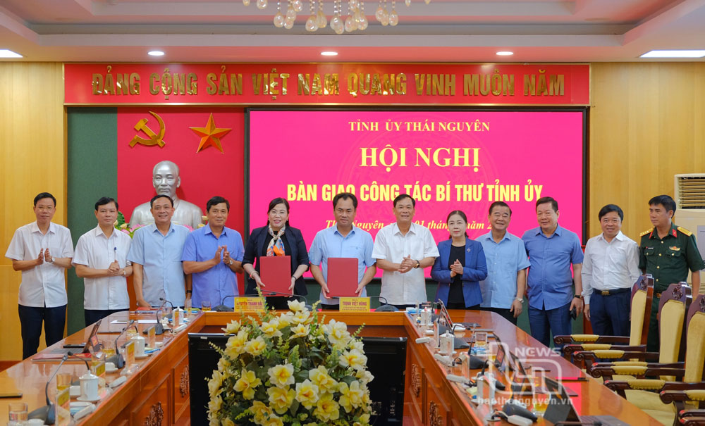 Bàn giao công tác Bí thư Tỉnh ủy Thái Nguyên