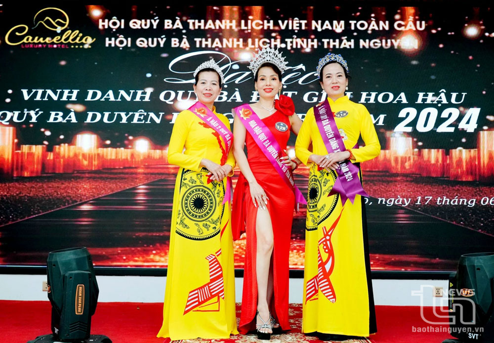 Chị Đồng Thị Thùy Dung, Hoa hậu quý bà duyên dáng xứ trà năm 2024 (đứng giữa), trong lễ vinh danh.