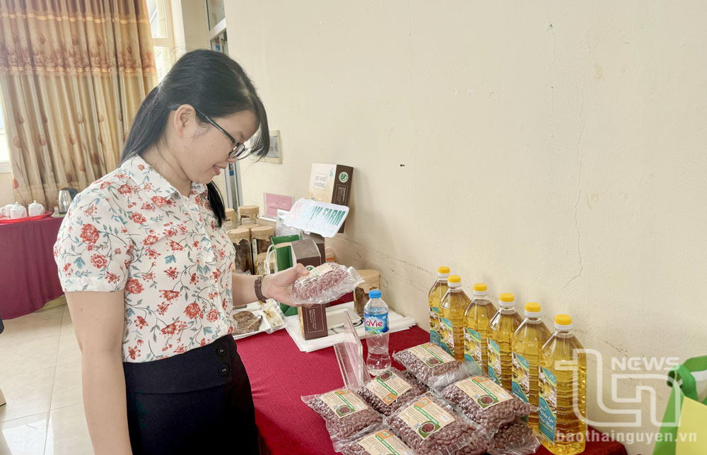 Một số sản phẩm OCOP của Thái Nguyên được giới thiệu tại chương trình tập huấn.