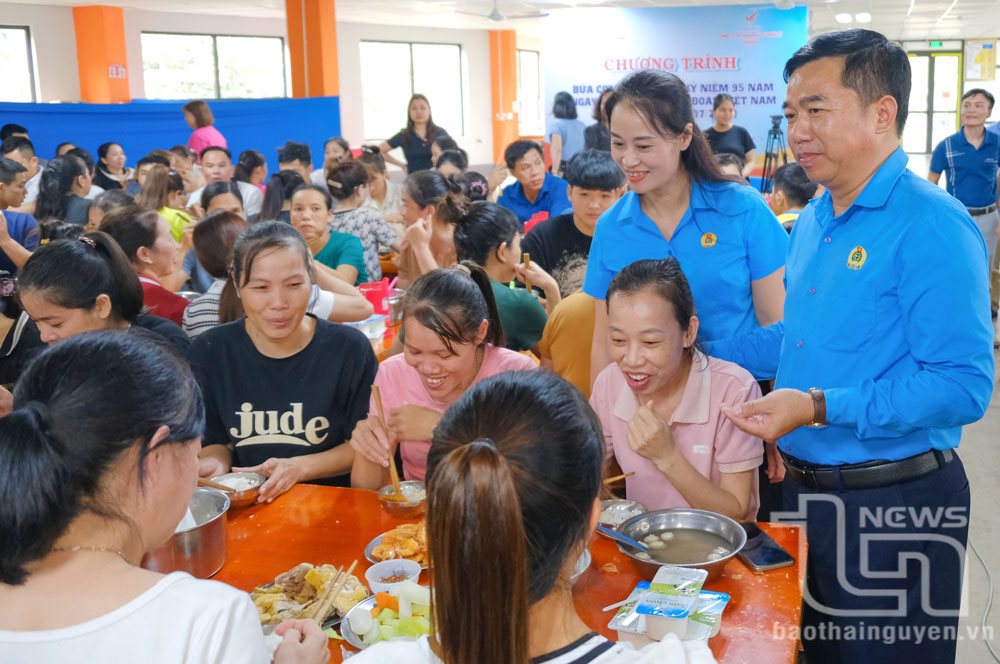 Hỗ trợ trên 2.000 suất ăn tri ân người lao động