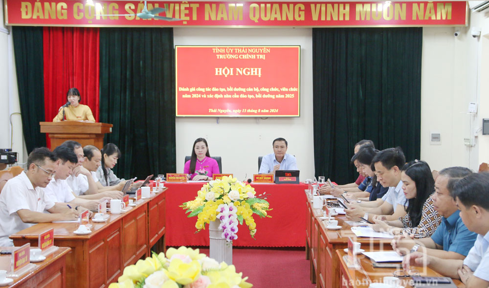 Tiếp tục đổi mới công tác đào tạo, bồi dưỡng lý luận chính trị
