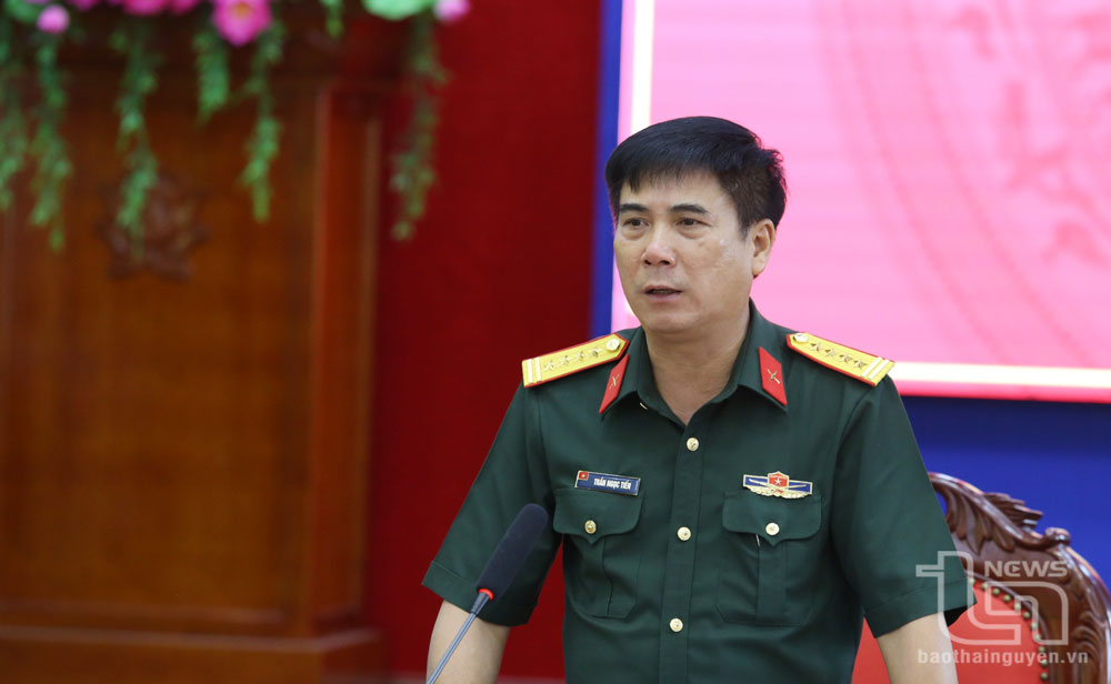 Đại tá Trần Ngọc Tiến phát biểu tại buổi kiểm tra.