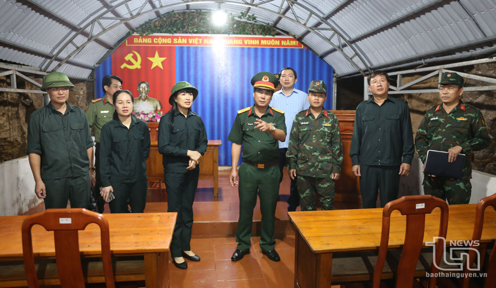 Đoàn công tác kiểm tra khu căn cứ chiến đấu của huyện Võ Nhai.