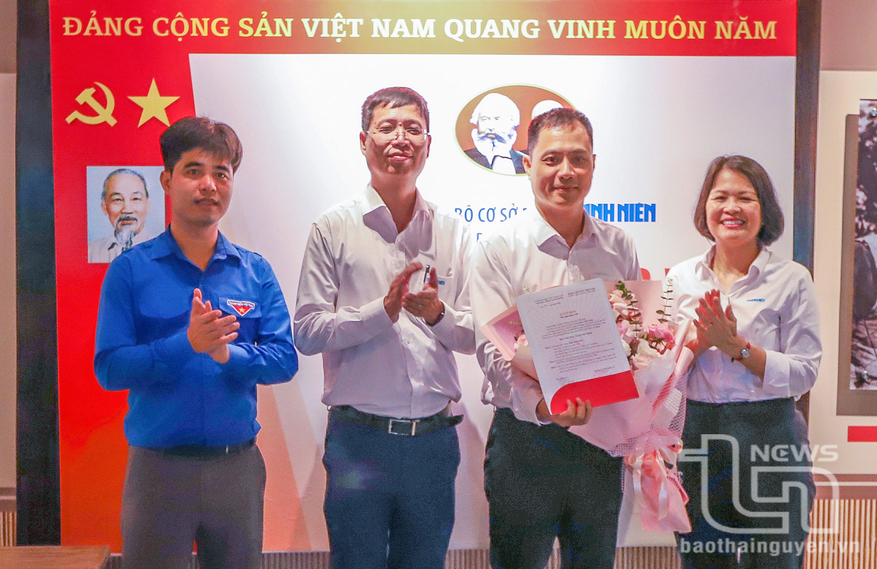 Báo Thanh Niên kết nạp đảng viên tại Di tích Trường dạy làm báo Huỳnh Thúc Kháng