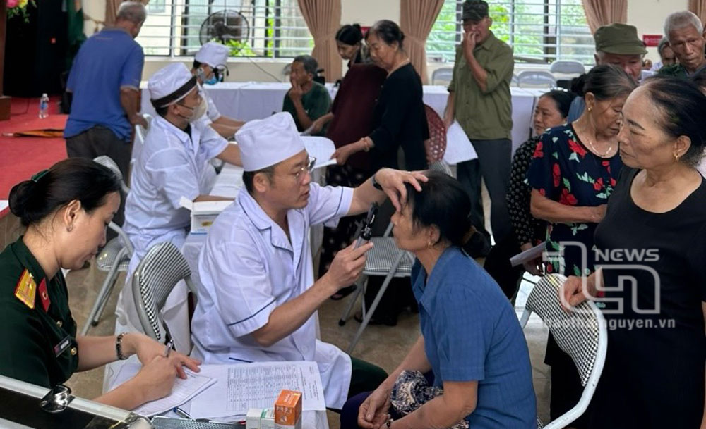 Tặng quà, khám bệnh cho người dân