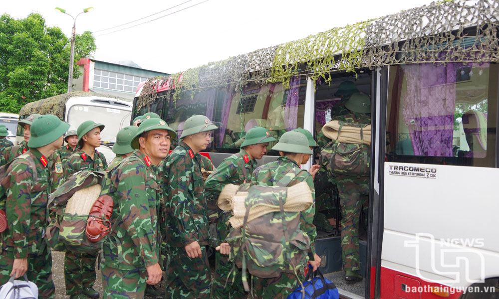 Quân nhân dự bị được huy động và bàn giao cho Tiểu đoàn dự bị động viên của huyện.