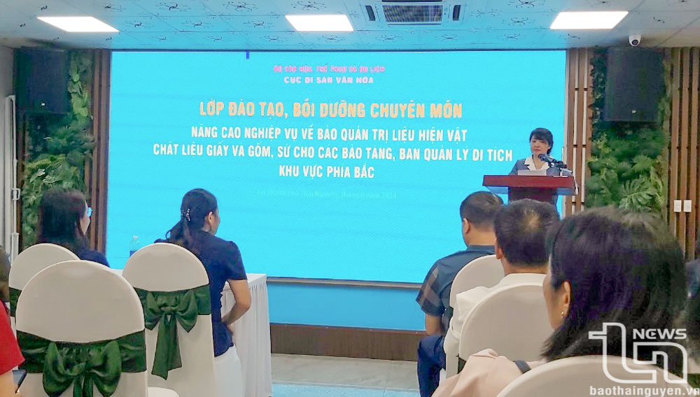 Nâng cao nghiệp vụ bảo quản hiện vật chất liệu giấy và gốm, sứ 