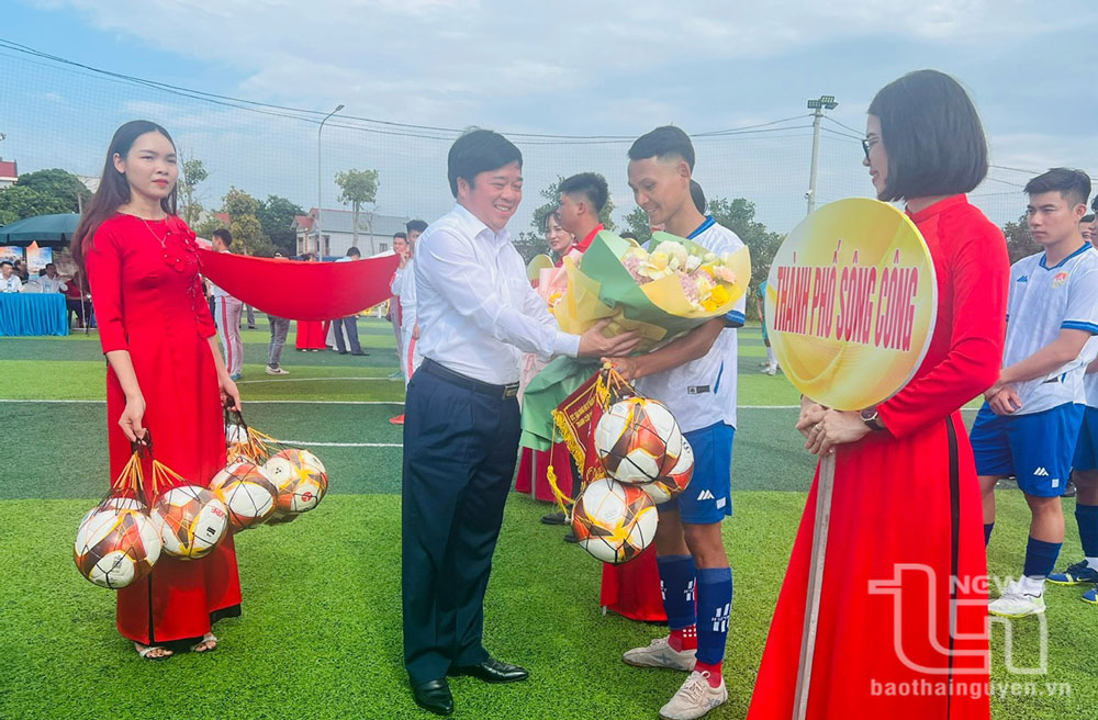 Đồng chí Bùi Văn Lương, Ủy viên Ban Thường vụ Tỉnh ủy, Bí thư Thành ủy, Chủ tịch HĐND TP. Phổ Yên tặng hoa và Cờ lưu niệm cho các đội tuyển trước khi vào trận đấu.