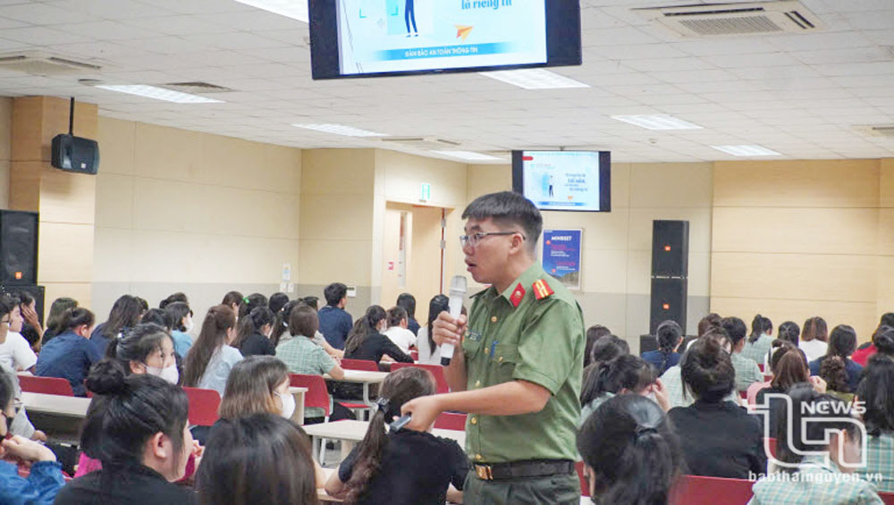 Báo cáo viên của Công an tỉnh Thái Nguyên khuyến cáo người lao động phòng ngừa các phương thức thủ đoạn lừa đảo trên mạng.