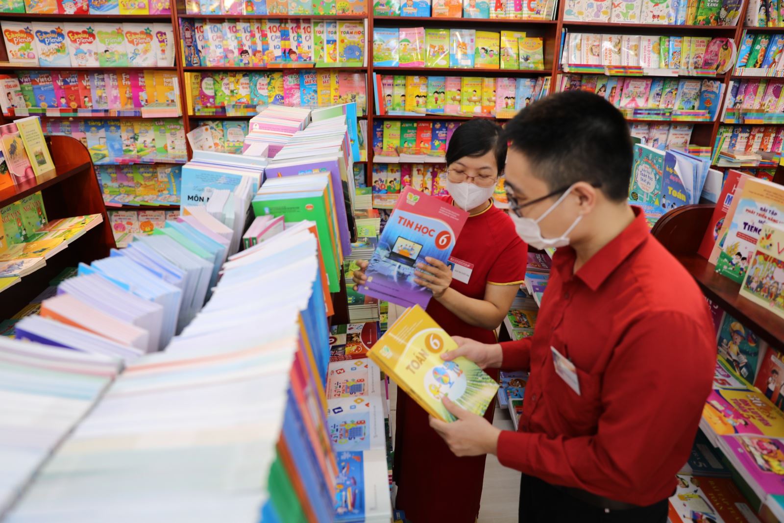 Sôi động thị trường sách giáo khoa, đồ dùng học tập 