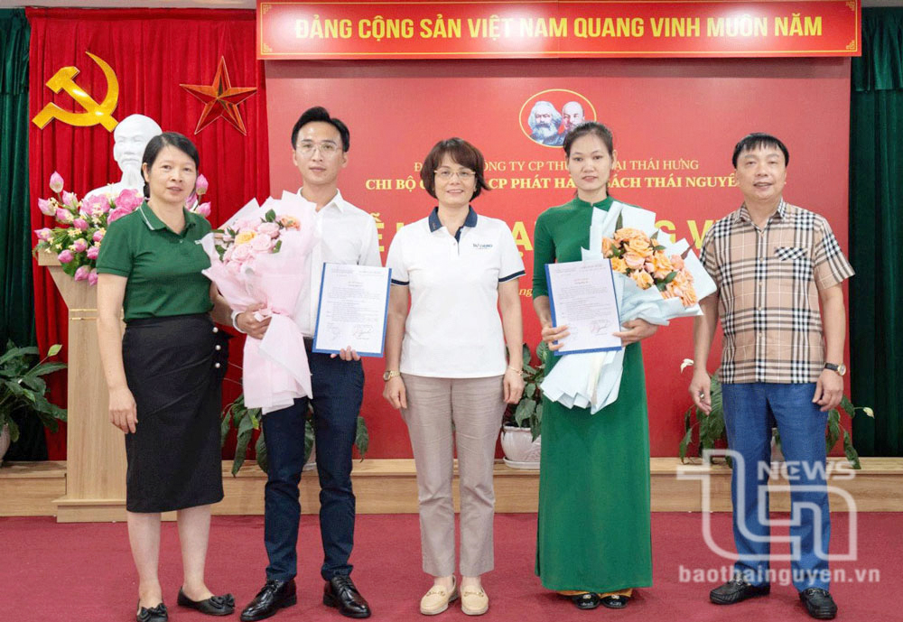 Các đồng chí lãnh đạo Công ty tặng hoa chúc mừng đảng viên mới.