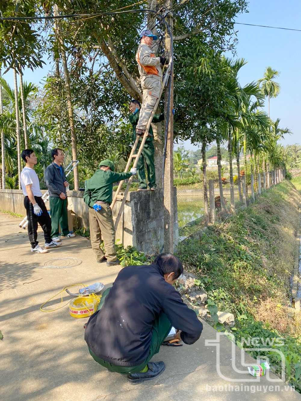 Các hội viên cựu chiến binh ở thị trấn Đu (Phú Lương) tham gia lắp đặt đường điện chiếu sáng tại khu dân cư.