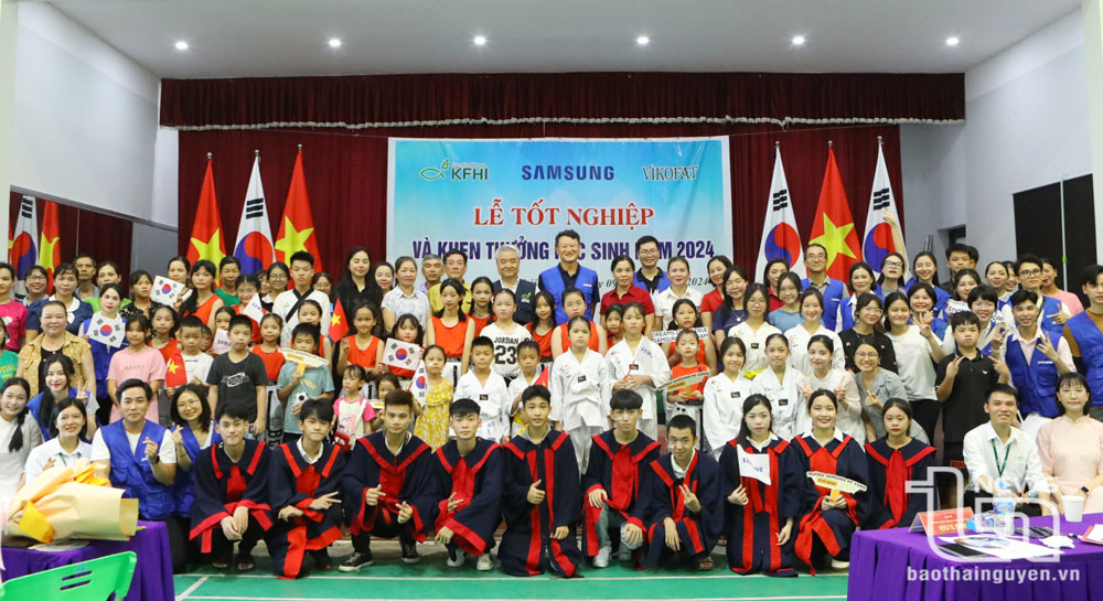 Đại biểu dự buổi lễ cùng với các em học sinh Trường Hy Vọng.