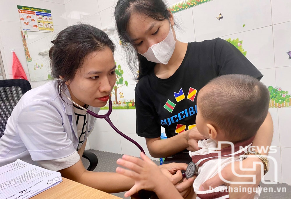 Các bác sĩ Bệnh viện E Trung ương trực tiếp khám cho người dân.