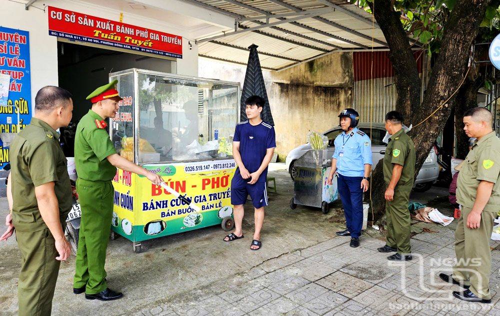 Lực lượng bảo vệ an ninh trật tự ở cơ sở của TP. Phổ Yên diễn tập cứu nạn, cứu hộ.