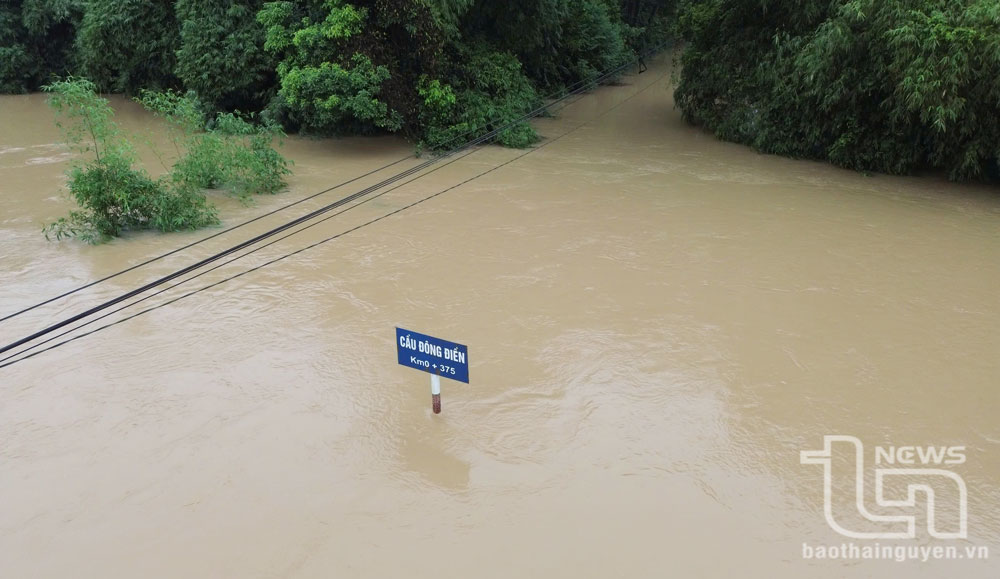 Ngầm tràn nối xã Bá Xuyên với xã Bình Sơn bị ngập sâu khoảng 2m, giao thông chia cắt.