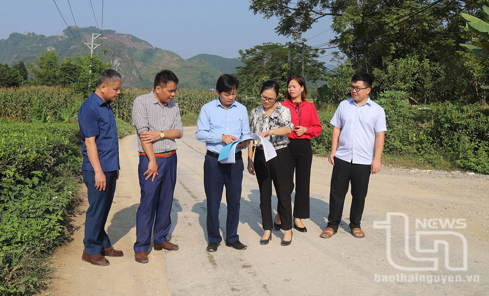 Đoàn công tác của HĐND huyện Võ Nhai khảo sát việc sửa chữa, nâng cấp tuyến đường Hang Hon, xã La Hiên.