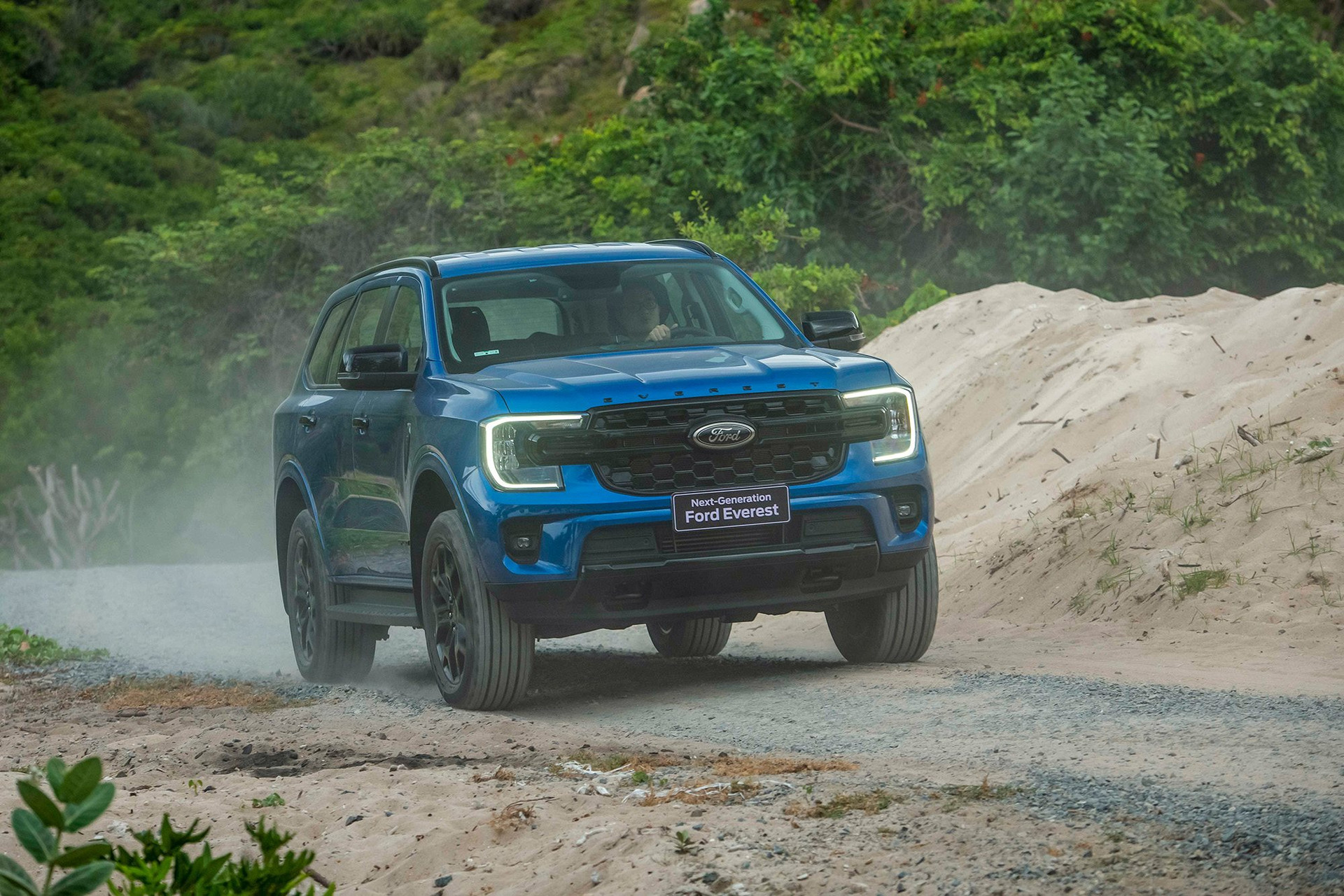 Lỗi phần mềm gây cạn kiệt ắc quy trên Ford Everest