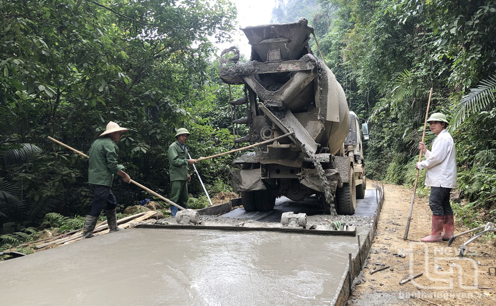 Hoạt động hiệu quả của HĐND huyện đã tác động tích cực đến phát triển kinh tế - xã hội trên địa bàn huyện Võ Nhai. Trong ảnh: Thi công đường bê tông nông thôn mới tại xã Thần Sa.