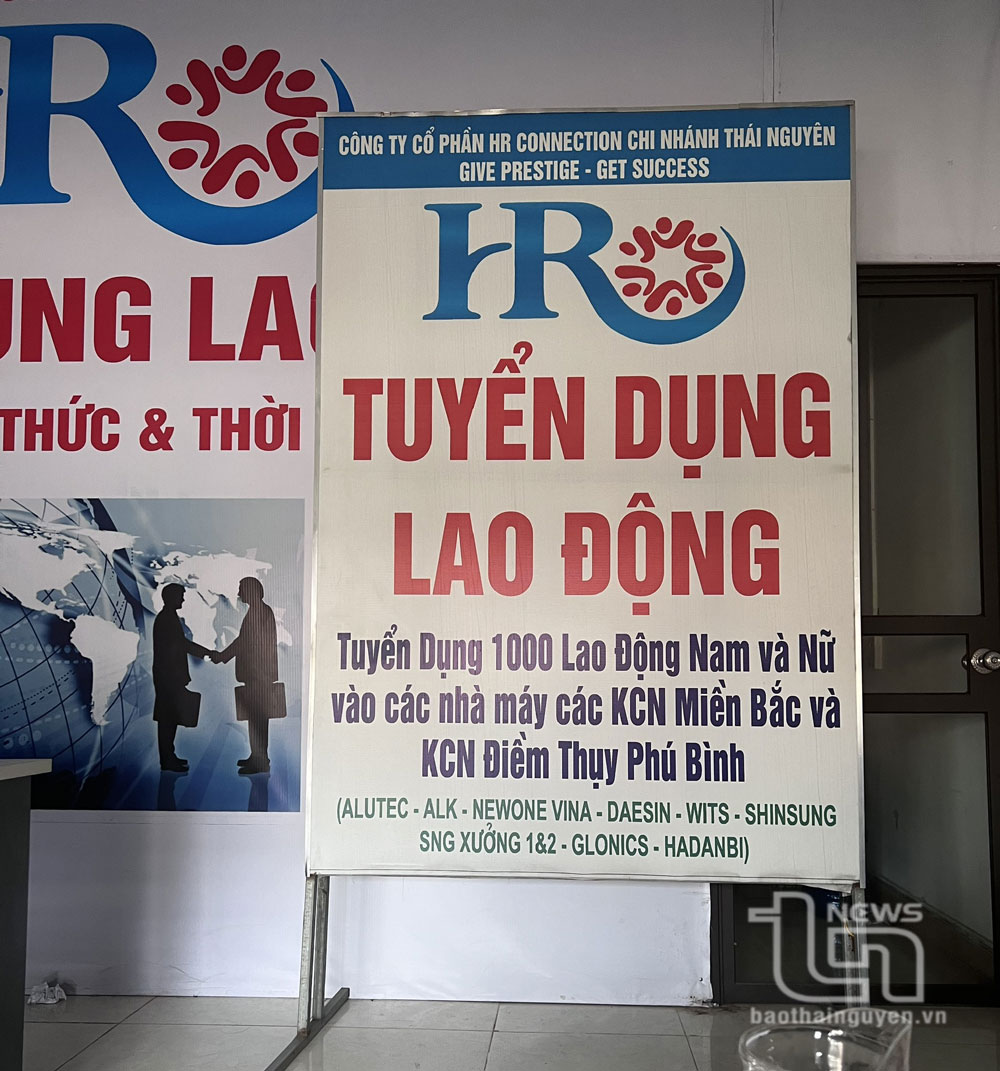 Hệ thống biển hiệu của Công ty CP HR connection - Chi nhánh Thái Nguyên chỉ được đặt, treo phía trong văn phòng. 