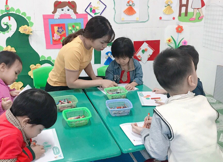 Giờ tập tô của học sinh Trường Mầm non liên cơ Gang thép, TP. Thái Nguyên.